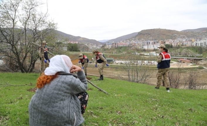 Tunceli’de 88 yaşındaki Sakine ninenin, bahçesine fidanları dikildi