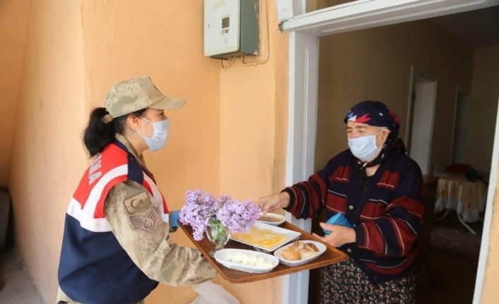 Tunceli’de Leylak çiçekli kahvaltı servisi