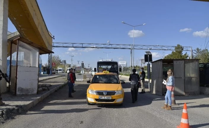 Uygulama noktalarındaki sağlık çalışanları ve polislere sıcak çorba ikramı