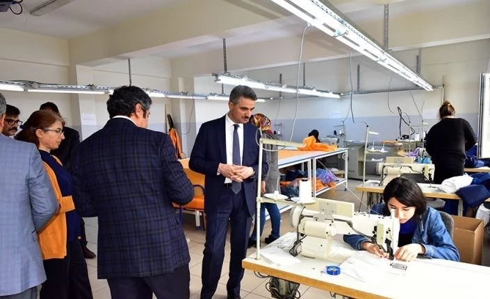 Vali Baruş, maske ve dezenfektan üretimi yapan liseleri ziyaret etti