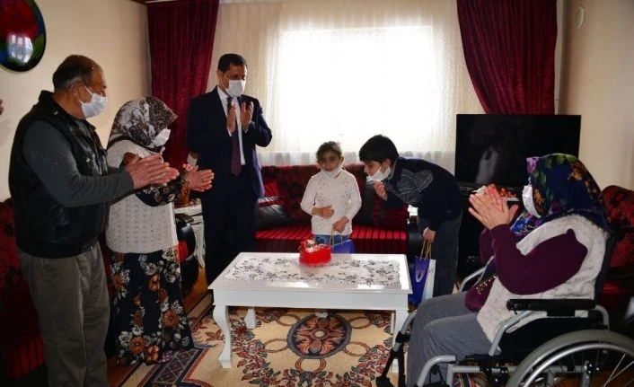 Vali Mustafa Masatlı, çocukların bayramını evlerinde kutladı