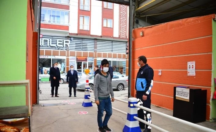 Vali Mustafa Masatlı, Korona virüs tedbirleri kapsamında kapalı halk pazarını denetledi