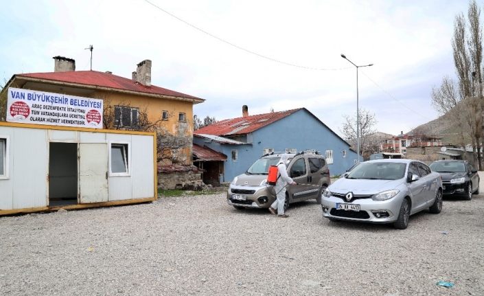 Van Büyükşehir Belediyesi sivil araçları da dezenfekte ediyor