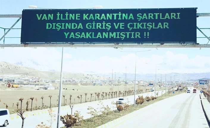 Van'da Karayolları 11. Bölge Müdürlüğü ışıklı levha ile uyardı