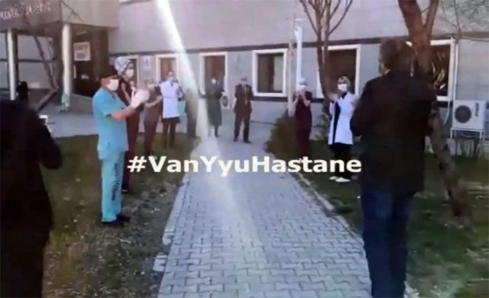 Van YYÜ'de koronavirüs tedavisi biten 16 kişi taburcu oldu