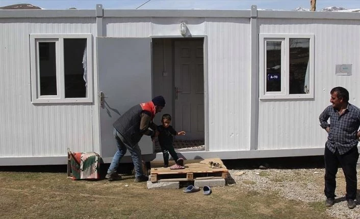 Van'da depremzedeler konteynerlere yerleştiriliyor