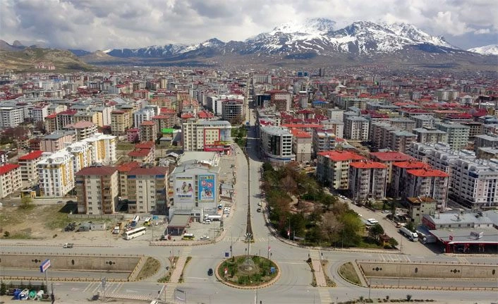 Van’da sokağa çıkma yasağına uymayanlar havadan görüntülendi