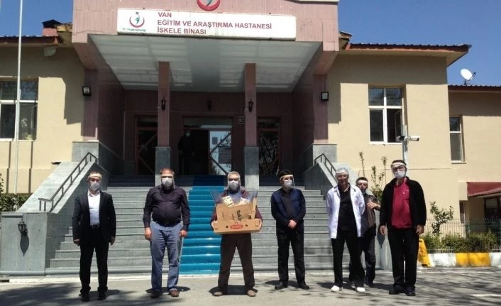 Van’daki sağlıkçılara yüz siperliği desteği