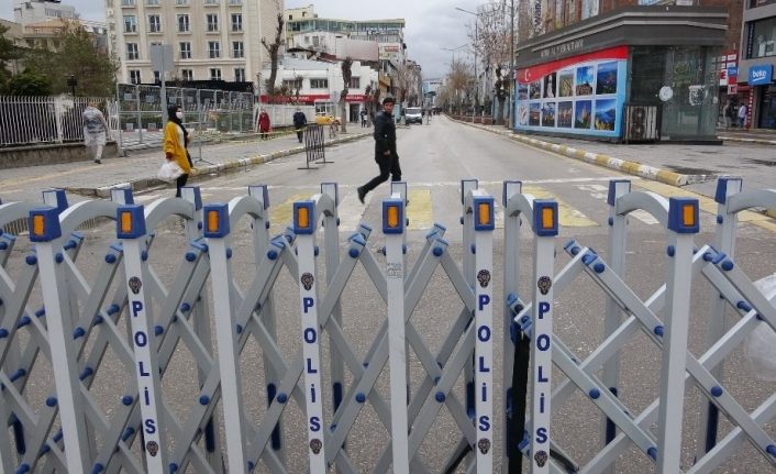 Van’ın en işlek caddeleri yaya ve araç geçişine kapatıldı