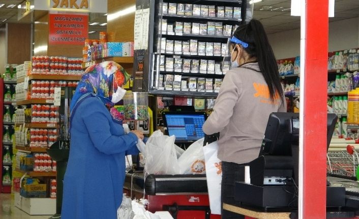 Van'da vatandaşlar bakkal ve marketlerin kısa süreli hizmetinden yararlanıyor