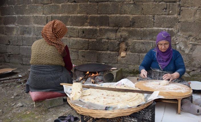 Vatandaşlar sokağa çıkma yasağına ekmek pişirerek hazırlandı