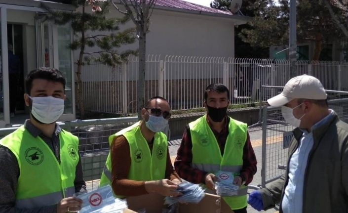 Vatansever Gençler Derneğinden ücretsiz maske dağıtımı yaptı.