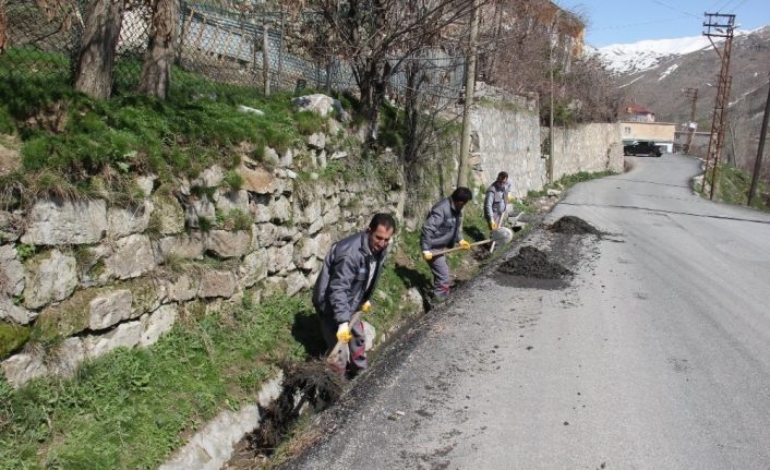 Yağmur suyu hatları ve ızgaralar temizleniyor