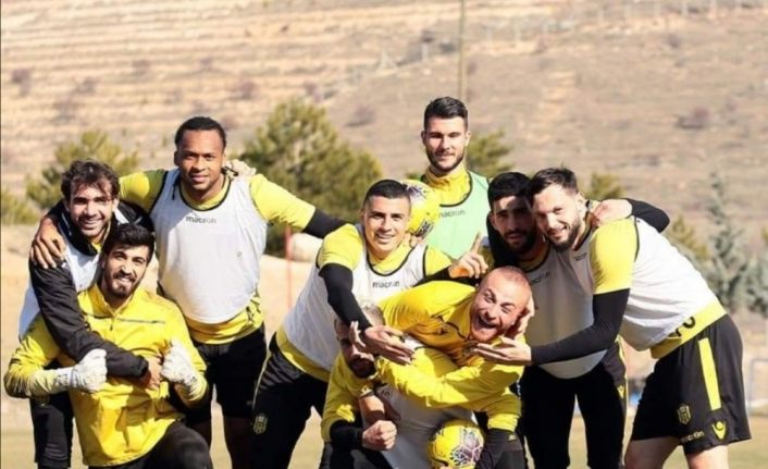 Yeni Malatyasporlu futbolcular taraftara seslendi