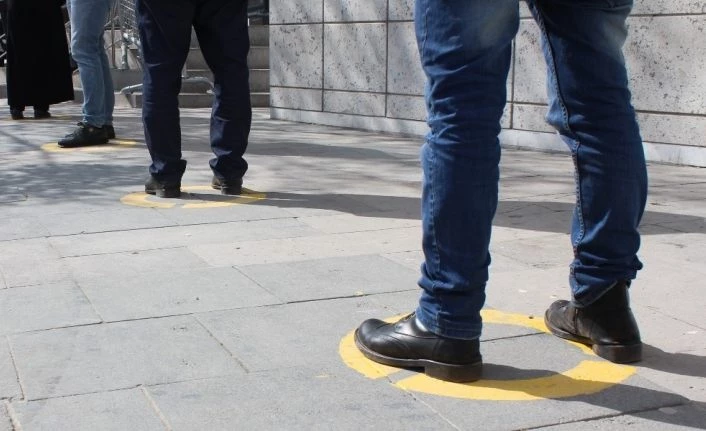 Yoğunluk yaşanan banka ve ATM önlerine özel tedbir