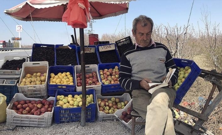 Yol üzerindeki tezgahında müşterilerini beklerken 1000 kitap bitirdi