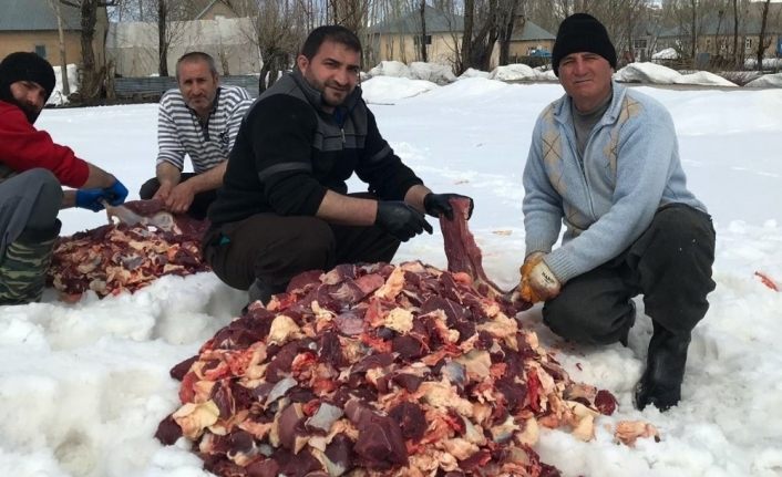 Yüksekova’da korona virüsüne karşı kurban kesilip dua edildi