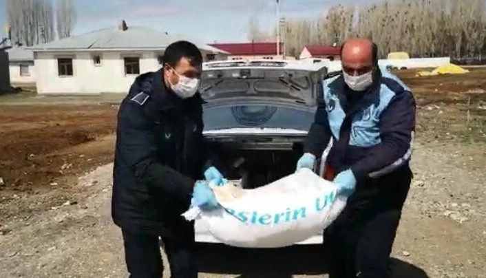 Zabıta ekipleri un çuvalını elleriyle taşıyıp yaşlı adamın evine getirdiler