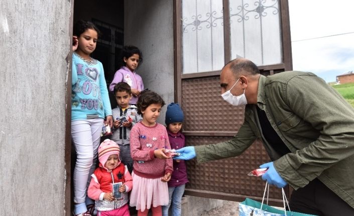 Ahlatlı çocuklara bu bayram şekerler kaymakam amcadan