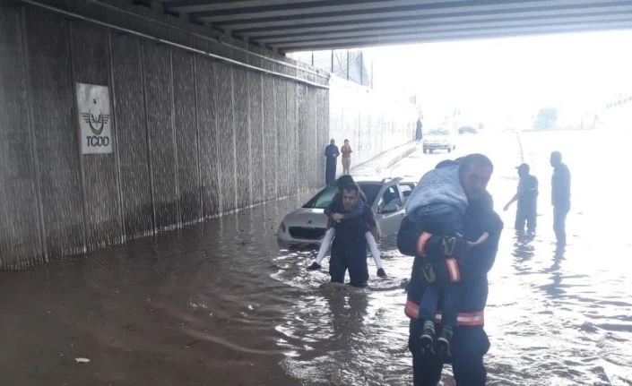Alt geçidi su bastı, araçta kalan 3 kişi sırtta taşınarak kurtarıldı