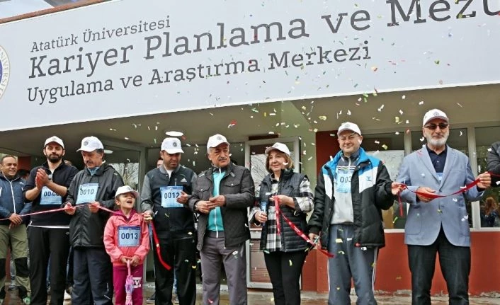 Atatürk Üniversitesi mezunlarıyla iletişimini güçlendiriyor