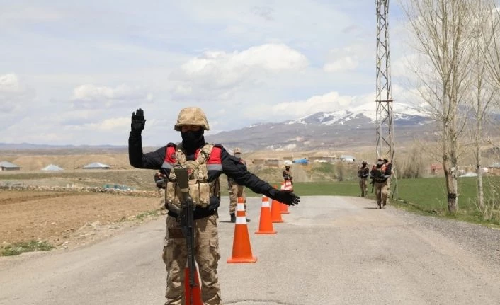 Van'da aynı aileden 6 kişinin testi pozitif çıkınca mahalle karantinaya alındı