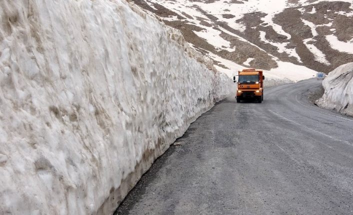 Bahçesaray yolunda Mayıs ayında kar manzarası