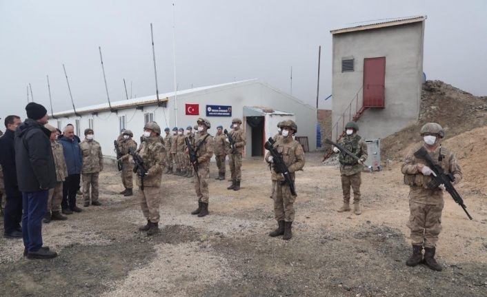 Bakan Soylu, üs bölgelerinde asker ve polislerle bayramlaştı