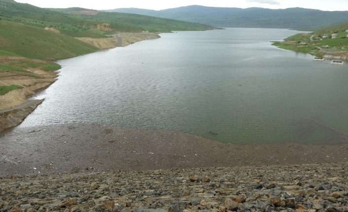 Baraj inşaatında iş makinesiyle suya düşen işçi kayboldu