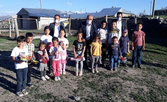 Çaldıran Belediye Başkanı Ensari’den çocuklara oyuncak hayvan otlatanlara şeker