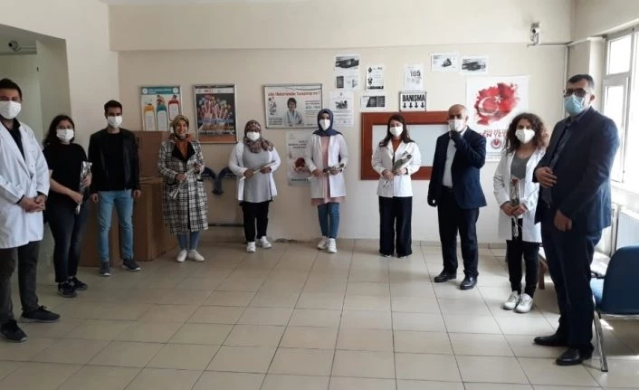 Çaldıran Belediye Başkanı Ensari’den hemşirelere gül