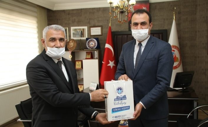 Başkan Güder’den berberlere maske desteği