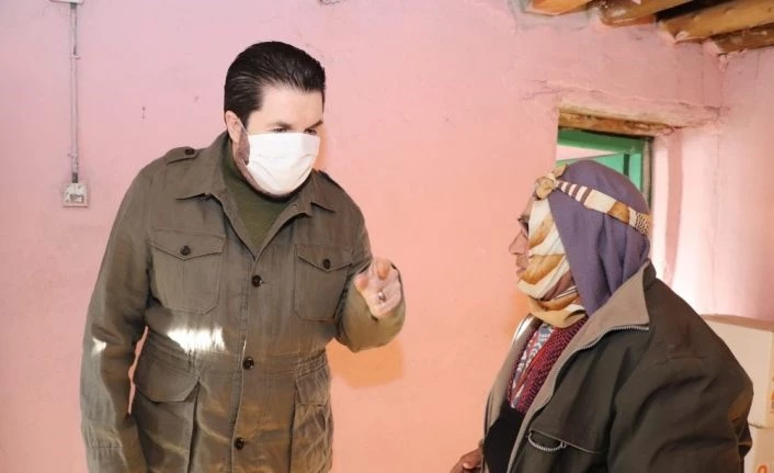 Başkan Sayan, Anneler Günü için gittiği evde gördüğü manzaradan dolayı defalarca özür diledi