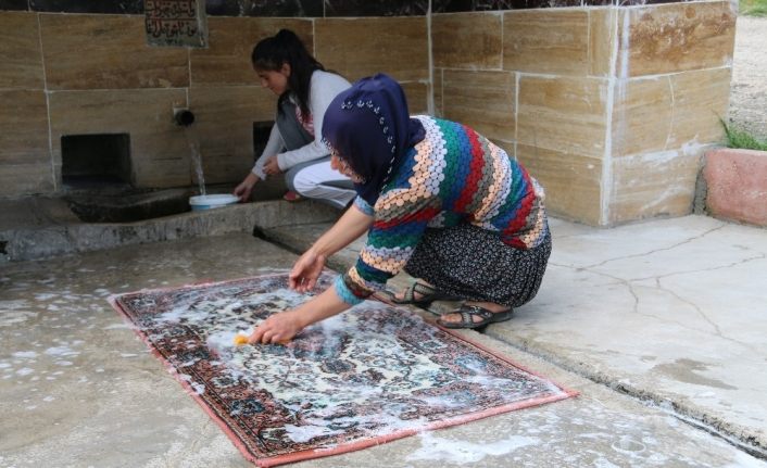 Bayram öncesi asırlık çeşmede halılar yıkandı, kurumaya bırakıldı