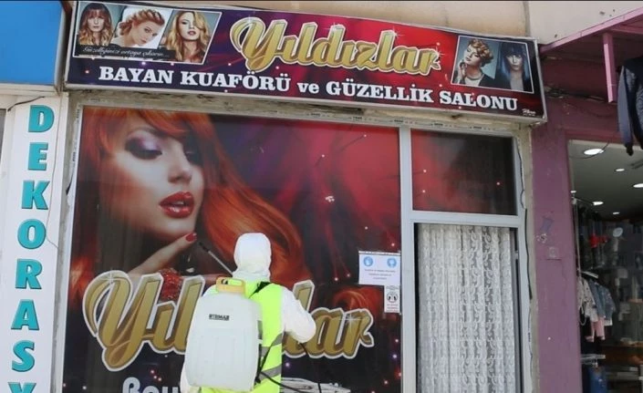 Berber ve kuaförlerin ilk dezenfeksiyonu Aziziye Belediyesi’nden