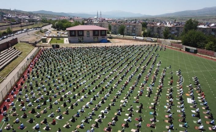 Bingöl’de cuma namazı cami bahçelerinde ve terminal alanında kılındı