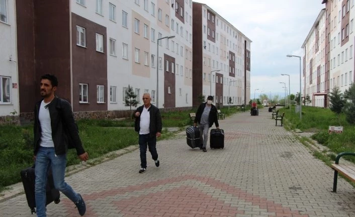 Bingöl’de karantina yurdunda kalan 148 kişi memleketlerine uğurlandı