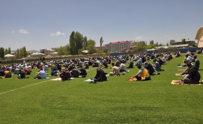 Bulanık’ta cuma namazı stadyumda kılındı