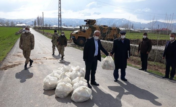 Çaldıran Belediyesi’nden karantinadaki mahalleye dezenfektan malzemesi desteği