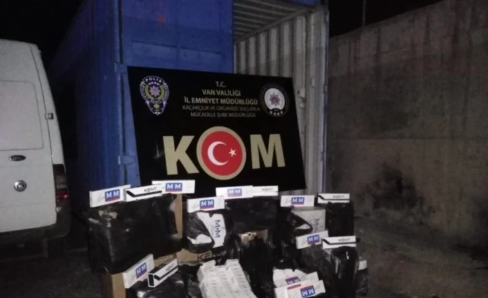 Van'da çamaşır makinesinin altındaki gizli bölmede 7 bin paket kaçak sigara ele geçirildi