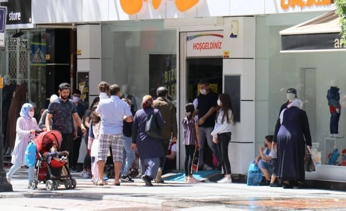 Çocuklar 4 saatlik izinlerinde bayramlık almaya koştu