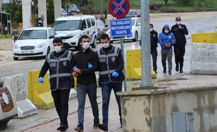 Depremzedelerin hasarlı evinden hırsızlık yapan 2 şüpheli de tutuklandı