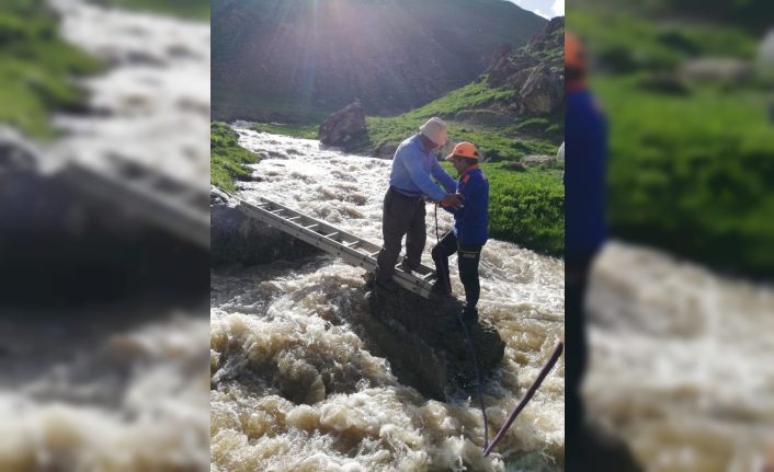 Derede mahsur kalan vatandaş kurtarıldı