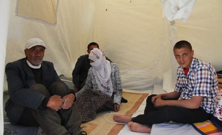 Elazığ’da evi yanan 2 çocuğu engelli aile çadıra yerleşti