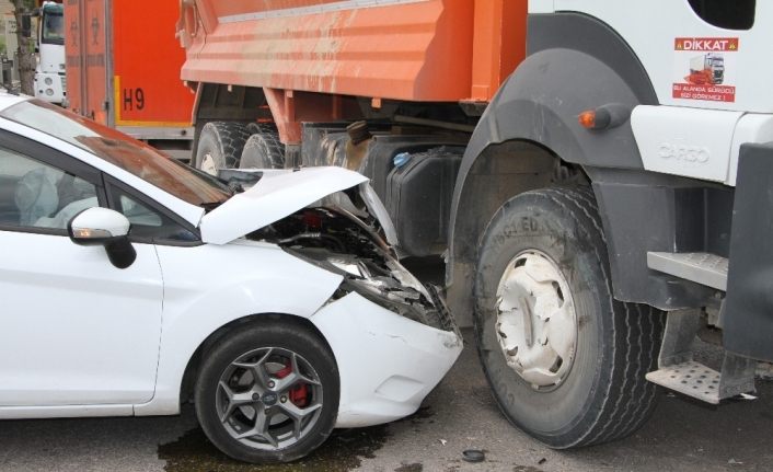 Elazığ’da otomobil kamyona çarptı: 3 yaralı