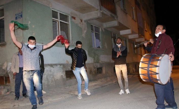 Elazığ’da sosyal mesafeli "sahur halayı" renkli görüntüler oluşturdu