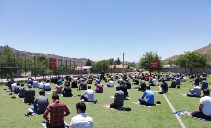 Elazığ’ın tarihi ilçesinde cuma namazı stadyumda kılındı