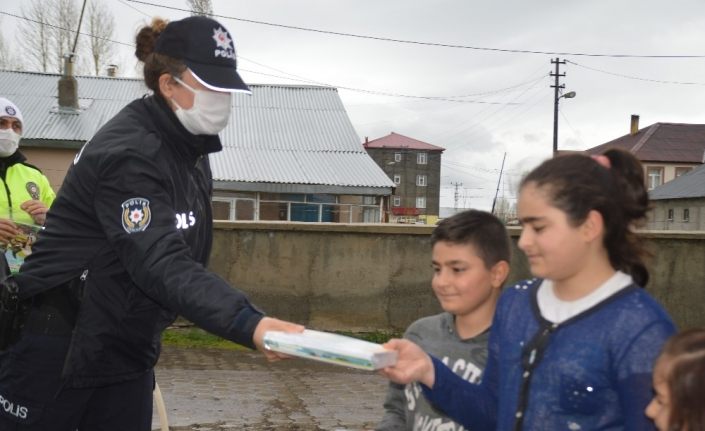 Eleşkirt Emniyetinden çocukları sevindiren ziyaret