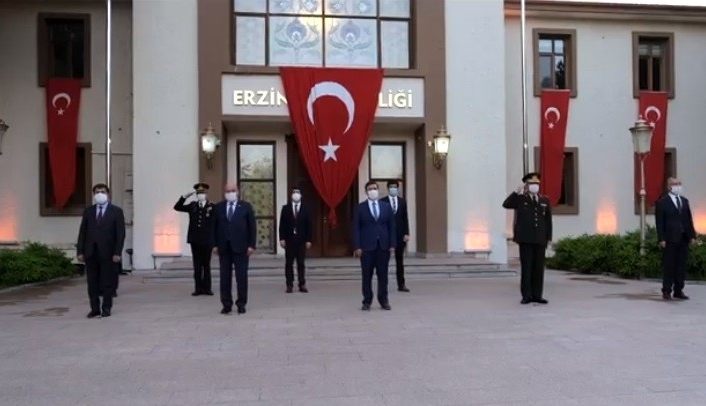 Erzincan protokolü saat 19.19’da İstiklal Marşını okudu