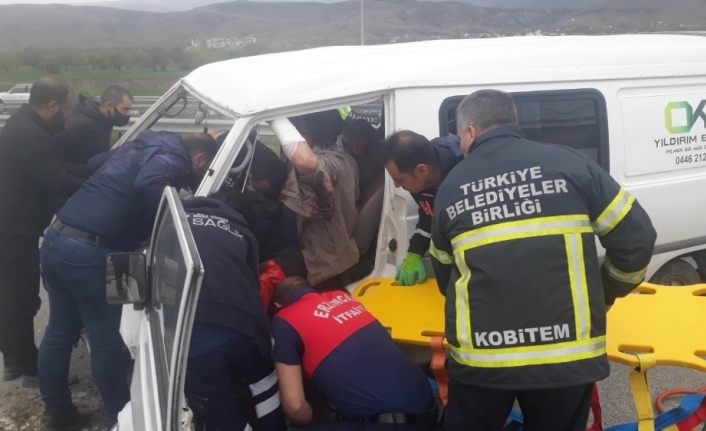 Erzincan’da kamyonet direğe çarptı: 1 yaralı